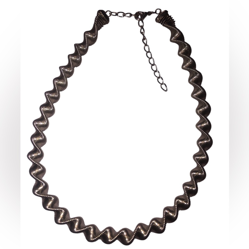 Wavy Spring Necklace - Picture 3 of 4